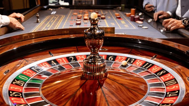 Meja Casino Hold'em dengan dealer profesional di cmbet